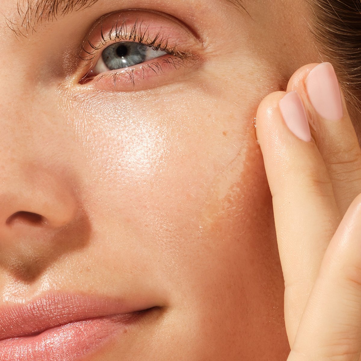 The Brightening Serum Daily Face Serum for A Range of Skin Types